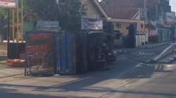 Kecelakaan di Jombang Hari Ini, Truk Ayam Terguling Tabrak Pembatas Jalan, Ratusan Ekor Mati<