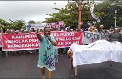 Blokade Jalan, PKL Pantai Cimpago Padang Tolak Relokasi Tempat Jualan<