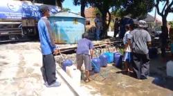 Kemarau Panjang, Warga Tenjolayar Majalengka Tempuh 2 Km agar Dapat Air Bersih<