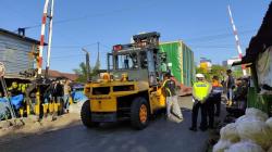 Truk Kontainer Tersangkut Rel di Pelintasan Kereta Malang, Perjalanan 6 KA Terganggu