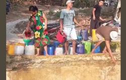 Viral Puluhan Warga Blora Antre Berjam-jam Mengais Air dari Sendang yang Mengering