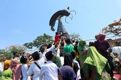 15.000 Paket Sego Kikil dan Tumpeng Ikan Lele Pecahkan Rekor MURI