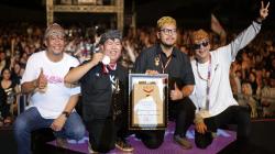 Kukarland Festival 2023 Pecahkan Rekor MURI Penggunaan Pesapu Ikat Kepala Khas Kutai Terbanyak<