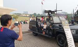 Panglima TNI Buka Pameran Alutsista di Monas, Masyarakat Antusias Naiki Kendaraan Tempur