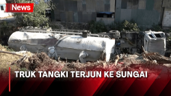Truk Tangki Muatan 60 Ton Semen Terguling dan Terjun ke Sungai di Maros