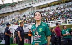 Pakai Jersey Persebaya, Wamenparekraf Angela Tanoesoedibjo Tinjau Stadion GBT 