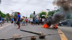 Massa Sopir Angkot Demo Bakar Ban di Sorong, Tolak Beroperasinya Driver Online