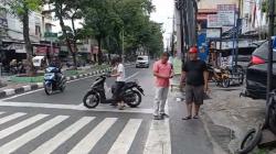 Terekam CCTV, Aksi Komplotan Begal di Medan Rampas Motor Warga