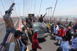 Protes Tetesan Air Garam Picu Kecelakaan, Massa Madura Asli Tutup Jembatan Suramadu