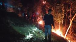 Belasan Hektare Lahan Hutan Gunung Barang Majalengka Terbakar, Permukiman Warga Terancam<