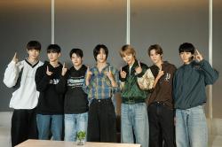 Respons Personel Boyband Korsel RIIZE Cicipi Kue Lapis hingga Es Cendol