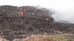 Gunungan Sampah di TPA Sukawinatan Palembang Terbakar