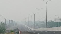 Kabut Asap Selimuti Ruas Tol Palindra, Pengendara Diminta Hati-Hati