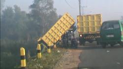 Pandangan Terhalang Kabut Asap, Truk Kecelakaan di Tanah Laut Kalsel<