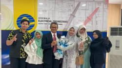 Kisah Inspiratif Anak dan Ayah Wisuda Bareng di ITS Surabaya<