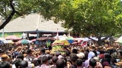 Tradisi Grebeg Maulud, Ribuan Warga Berebut Gunungan di Pelataran Masjid Agung Solo