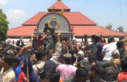 Ribuan Orang Berebut Gunungan Gerebek Maulid di Keraton Yogyakarta<