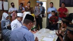 Momen Bahagia Tahanan Kasus Narkoba Menikahi Kekasih di Polres OKU