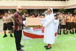 Alumni SMA Amkur Angkatan 97 Sumbang Belasan Komputer dan Laptop ke SD Pemangkat