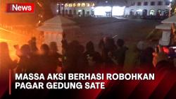Detik-Detik Massa Aksi Robohkan Pagar Gedung Sate Ingin Bertemu Pj Gubernur Jabar