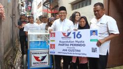 Dapat Bantuan Gerobak Partai Perindo, Pedagang Makanan Keliling Kota Bandung Terharu 