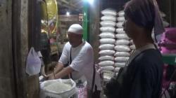 Tak Ada Beras Murah di Purwakarta, Tukang Nasi Uduk Kurangi Pembelian dan Porsi<