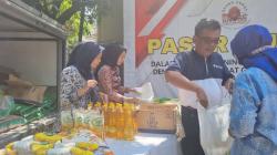 Harga Beras Mahal Tak Terjangkau, Ratusan Warga Kebun Jeruk Bandung Serbu Pasar Murah<