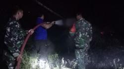 Tak Kenal Lelah, Anggota Kodim 0420 Sarko Padamkan Karhutla Siang hingga Malam