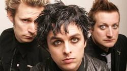 Lirik Lagu Wake Me Up When September Ends - Green Day dan Terjemahan, Kisahkan Cinta Mendalam