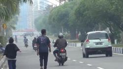 Care Free Day di Tengah Kabut Asap, Warga Palangka Raya Jalan Santai Pakai Masker<