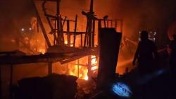 2 Kapal Terbakar Hebat di Pelabuhan Perikanan Samudera Belawan, 8 Mobil Damkar Dikerahkan<