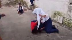 Viral Video Siswi SMP Tonjok hingga Jambak Rambut Teman, Pelajar Laki-Laki Hanya Nonton