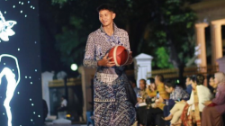 Deretan Atlet Tanah Air Melenggang Gagah dan Anggun di Istana Berbatik