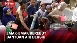 Bantuan Air Bersih Diserbu Emak-Emak Berebut di Tangerang