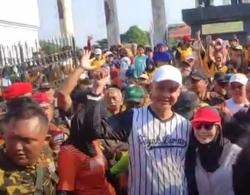Jalan Sehat di Surabaya, Teriakan Ganjar Presiden Menggema di Panggung Tugu Pahlawan