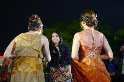 Liliana Tanoesoedibjo Ajak Masyarakat Indonesia Bangga Kenakan Batik