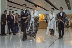Lenggak-Lenggok Peragaan Busana Batik Hibur Penumpang di Bandara Solo