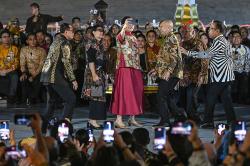 Gaya Para Menteri Kabinet Indonesia Maju Selfie saat Istana Berbatik