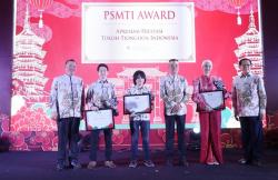 Kevin Sanjaya Terima Penghargaan dari PSMTI