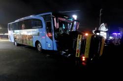 Kecelakaan di Ringroad Timur Jogja, Bus Pariwisata Seruduk Truk Tangki sampai Terguling