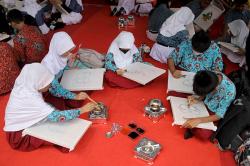 Potret Murid SD Belajar Membuat Batik di Lapangan Banteng