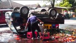 Kecelakaan di Lumajang, Pikap Kecap Terbalik, Semua Muatan Tumpah ke Jalan