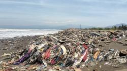 Sampah Menggunung di Pantai Cibutun Sukabumi, DLH: Perlu Alat Berat<