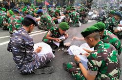 1.001 TNI Membatik di Kawasan Tugu Yogyakarta Masuk Rekor MURI<