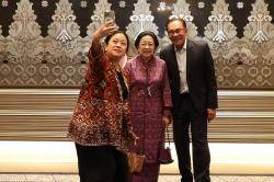 Gaya Puan Selfie dengan Megawati dan PM Malaysia Anwar Ibrahim