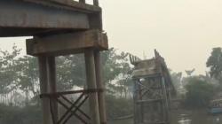 Jembatan Desa Merah Mata di Banyuasin Roboh Ditabrak Kapal Tongkang<
