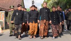 Pj Bupati Banyumas Hanung Cahyo Dapat Iket dari Tetua Adat Bonokeling, Ini Maknanya<