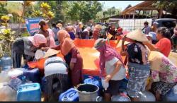 Antre Berjam-jam, Puluhan Warga Kalitlawah Boyolali Berebut Bantuan Air Bersih