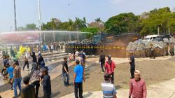 Polisi Pukul Mundur Demonstran Anarkistis di Lapangan Tegallega Bandung<