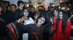 Sambangi Jalan Braga Bandung, Ganjar Pranowo Diajak Selfie Warga dan Hantu Asia Afrika<